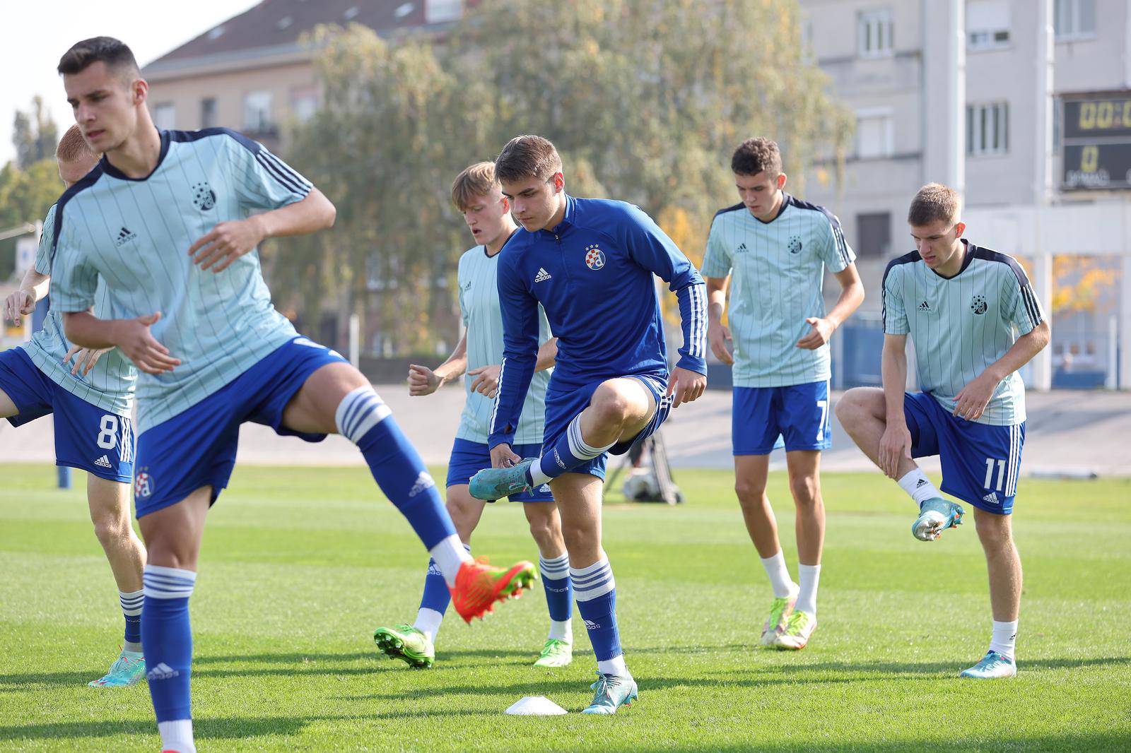 Zagreb: Zagrijavanje igrača prije utakmice Dinama i Salzburga u UEFA Ligi prvaka mladih