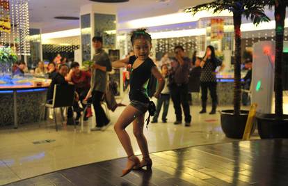 Curica (7) pleše u restoranu kako bi prehranila svoju obitelj