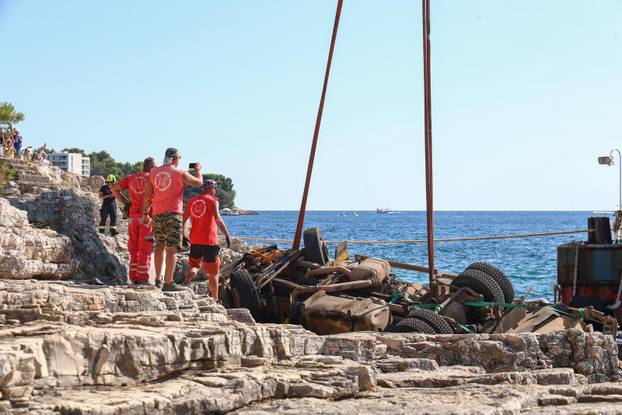 Pula: Na Zlatnim stijenama uklonjen kamion za smeće koji je otklizao u more