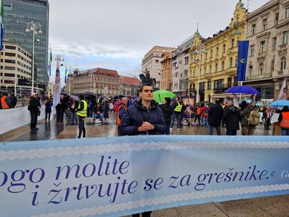 Kleče, mole, snimaju... Muška molitva na trgovima diljem Hrvatske, stigli i prosvjednici