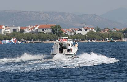Pomorska policija tijekom vikenda kaznila tri turista zbog glisiranja preblizu obale