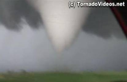 Snažan tornado raznosio blato i usjeve po Kanadi