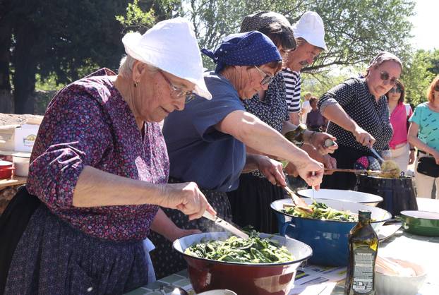Vodice:Tradicionalni prvosvibanjski piknik u Rakitnici,spremanje divljeg zelja i pulente.