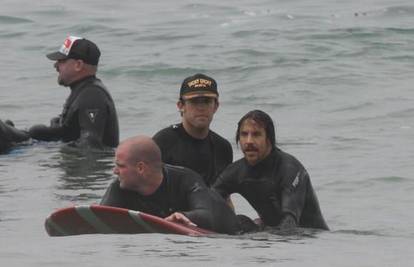 Malibu: Anthony Kiedis na plaži uči veterane surfanju