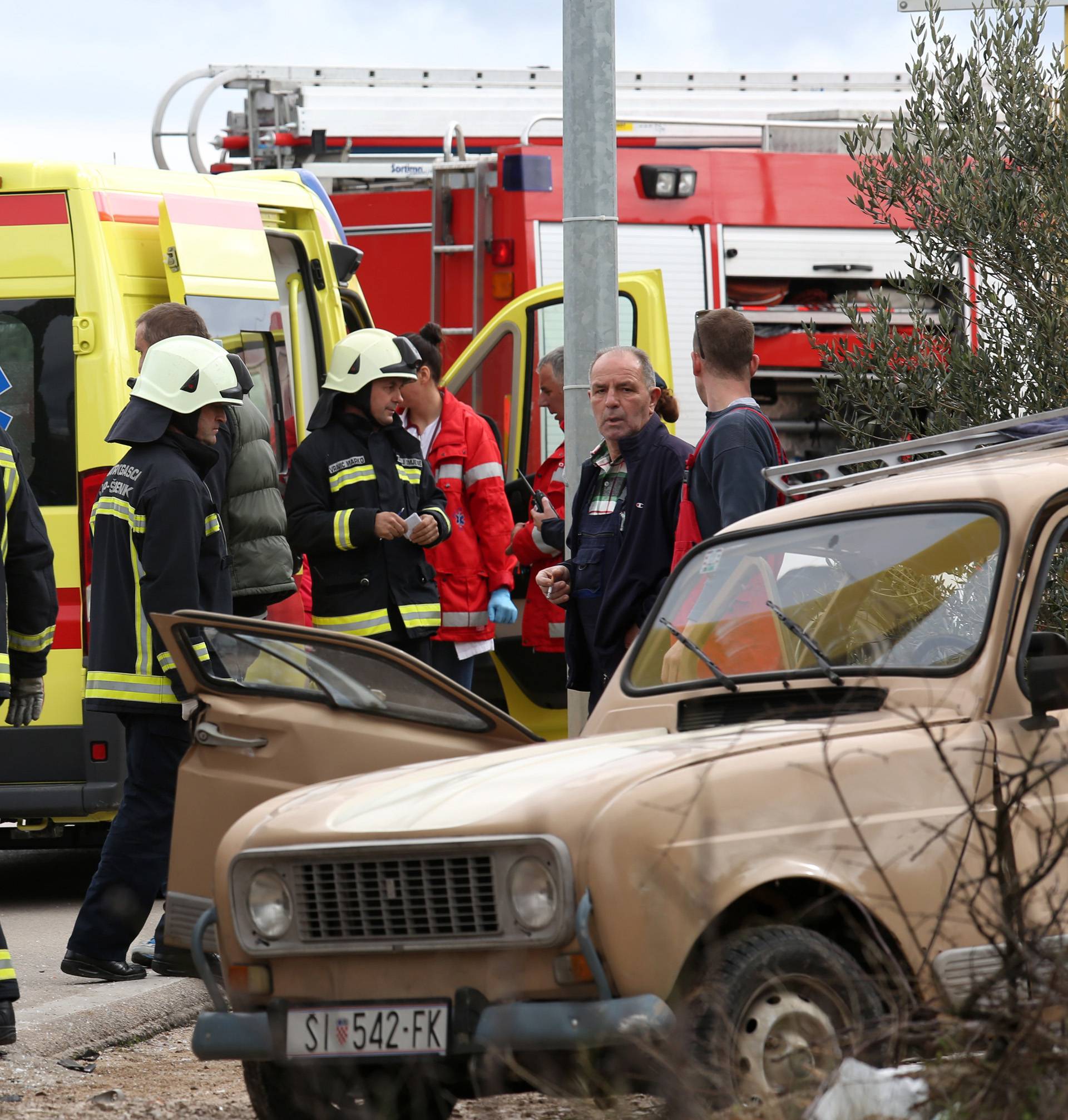 Velika brzina: Renaultom se zabio u kamion i sletio s ceste