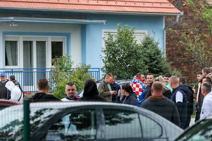 FOTO Nasmiješeni predsjednik Hajduka u Grubišnom Polju, uz njega i klupski šef osiguranja