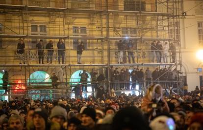 Ovo je bilo opasno! Ljudi su se na dočeku u Zagrebu penjali na skele. Oglasila se i policija