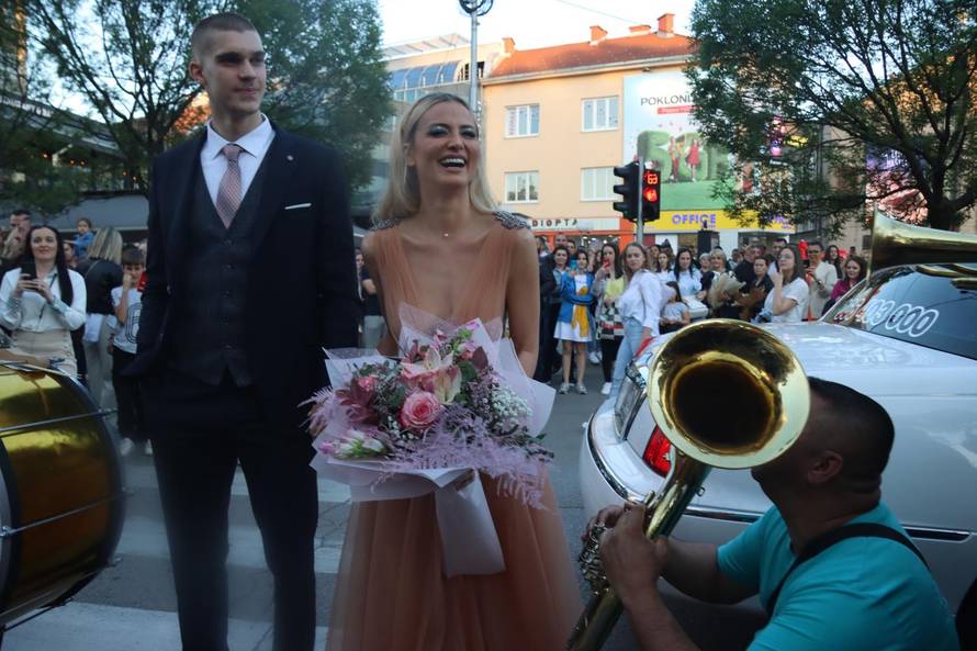 Banja Luka: Pjeva?ica Milica Pavlovi? pratnja maturantu Sr?anu Adamovi?u
