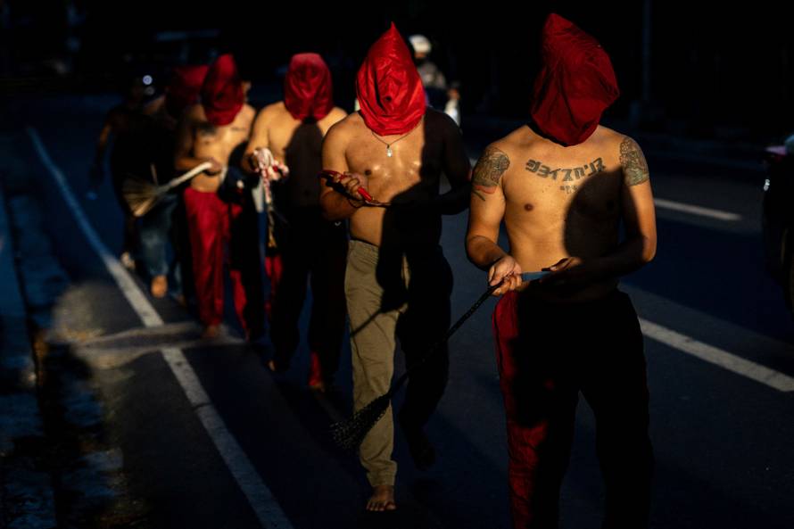 Filipino Catholics perform self-flagellation for Lent