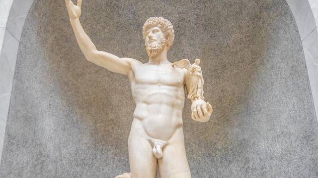 Zašto svi muškarci na grčkim kipovima imaju male penise?