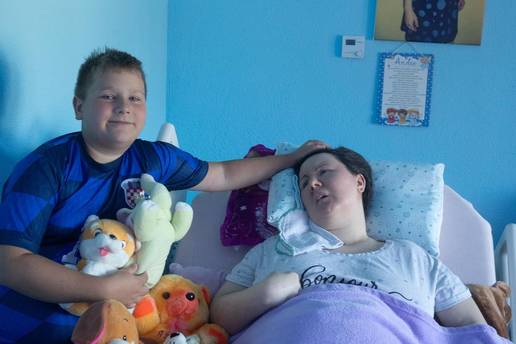 Priča koja slama srce! Dino (11) prodaje igračke da pomogne bolesnoj majci: 'Samo da je tu'