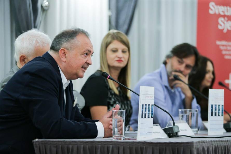 'Uređivanje medija u današnje doba je kao vožnja dva bolida'