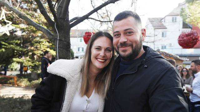 Šibenik: Brojni građani na Badnjak uživali u koncertu grupe Fenix