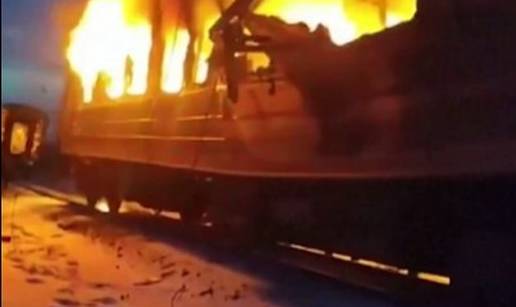 VIDEO Rusi dronom pogodili putni&ccaron;ki vlak: Najmanje pet mrtvih, vojnici spa&scaron;avali bebu