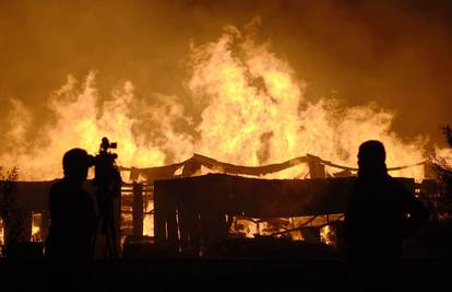 U požarima je poginuo jedan čovjek, uništeno stotine kuća