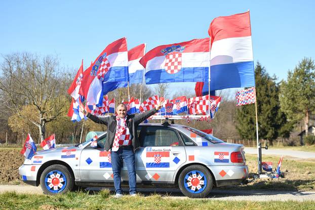 Navijač iz Međimurja svoj Audi ukrasio sa 60 hrvatskih zastava i krenuo u Zagreb na doček rukometaša
