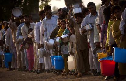 Pakistan: U stampedu u redu za hranu 20 poginulih