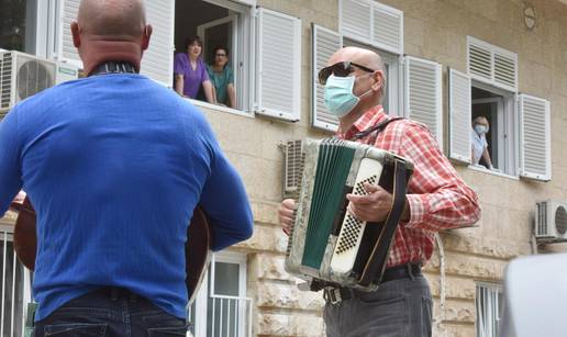 Dvojac zasvirao ispred bolnice u Šibeniku za sve djelatnike