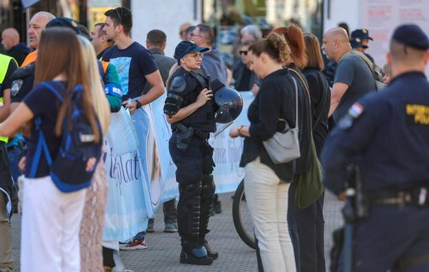 Zagreb: Molitelji na glavnom gradskom trgu