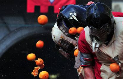 Najluđi karneval: I ove godine su se gađali narančama u Ivrei