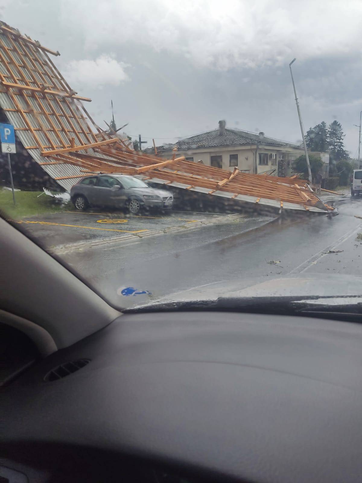 FOTO Posljedice nevremena: U Čazmi je oluja čupala krovove i rušila kamione s prikolicama