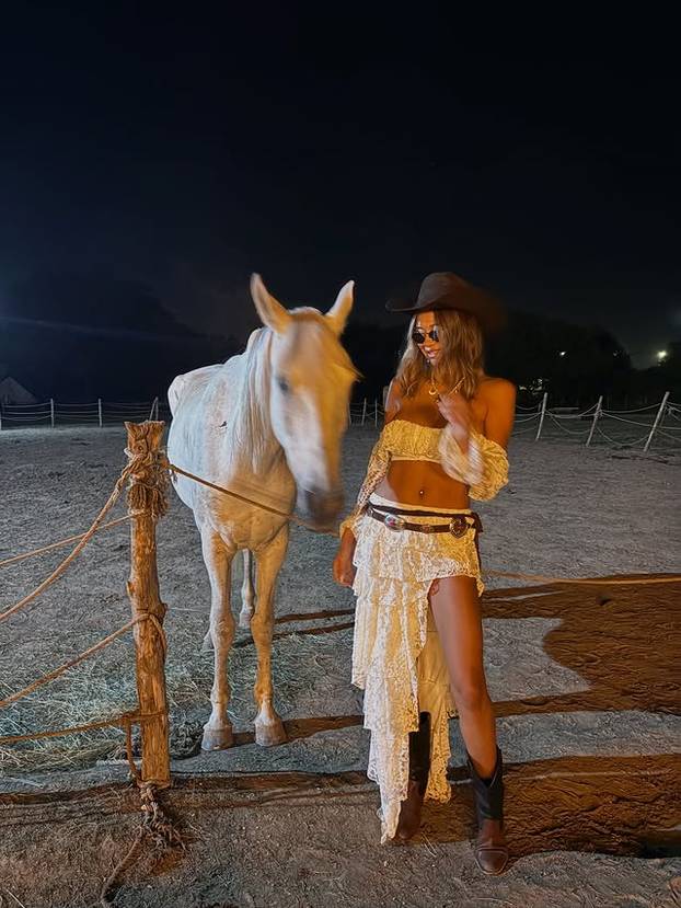 FOTO Turska influencerica upala u probleme zbog zavodljivog imidža: 'Slavim ženstvenost'