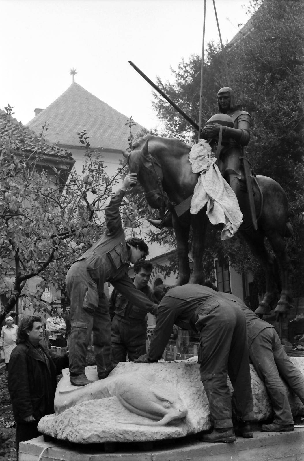 Zagreb: Postavljanje spomenika Svetog Jurja ispred Kamenitih vrata, 8.11.1994.