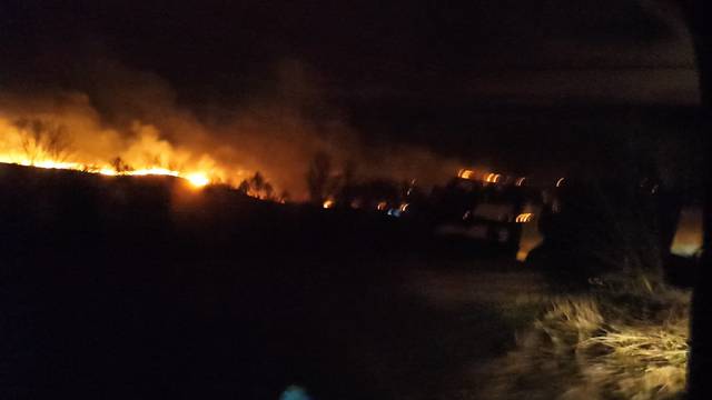 Vatrogasci ugasili više požara na području Gline: Vatra došla blizu kuća, izgorjela je trava