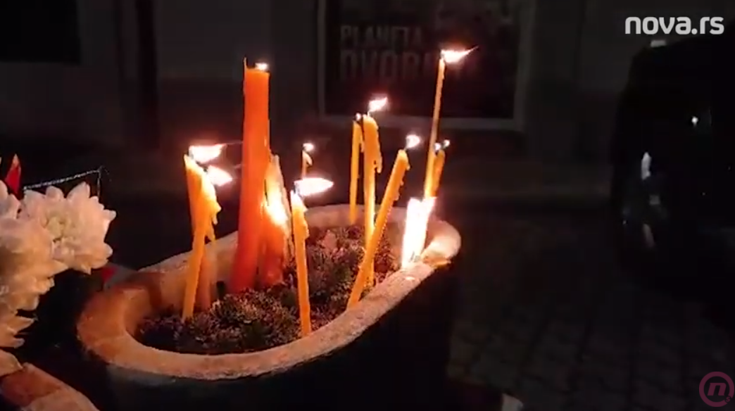 Tuga u Novom Sadu: Tišina i suze ispred Balaševićeve kuće, sugrađani su zapalili svijeće...
