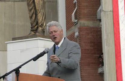 Bill Clinton je u Prištini otkrio sam sebi spomenik