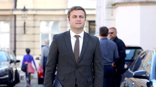 Zagreb: Ministri dolaze na sjednicu užeg kabineta Vlade