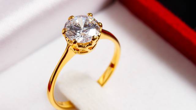 Kako prepoznati pravi dijamant - ovo su razlike njega i cirkona