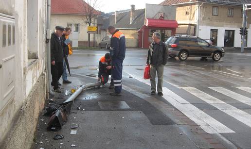 Nepoznati vozač izgubio je kontrolu te "pokosio"  semafor