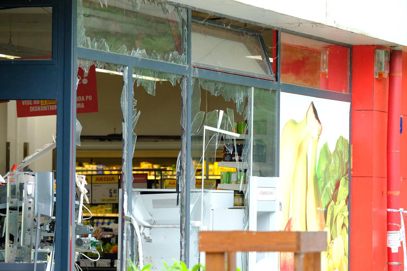 Detonacija u noći uzbunila građane, oglasila se i policija: 'Digli su bankomat u zrak'