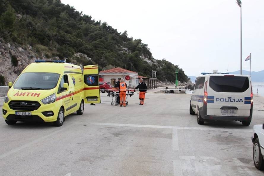 FOTO Ovo je mjesto gdje je auto sletio u more. Poginula je žena. Troje ljudi uspjelo je izroniti...