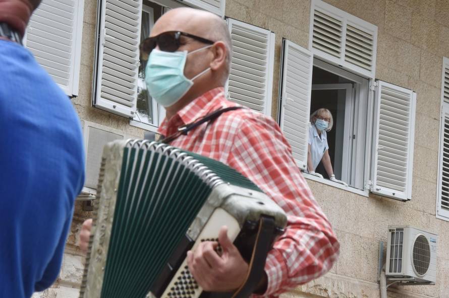 Dvojac zasvirao ispred bolnice u Šibeniku za sve djelatnike