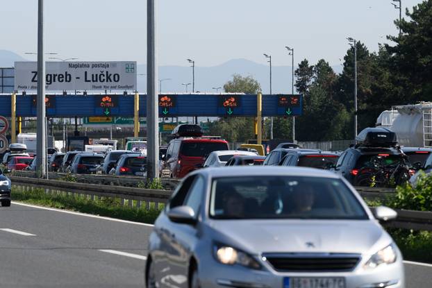 Zagreb: Pojačan promet u smjeru prema moru ispred NP Lučko