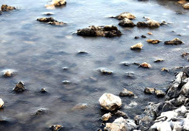 U Zablaću kod Šibenika zaledila se površina mora 