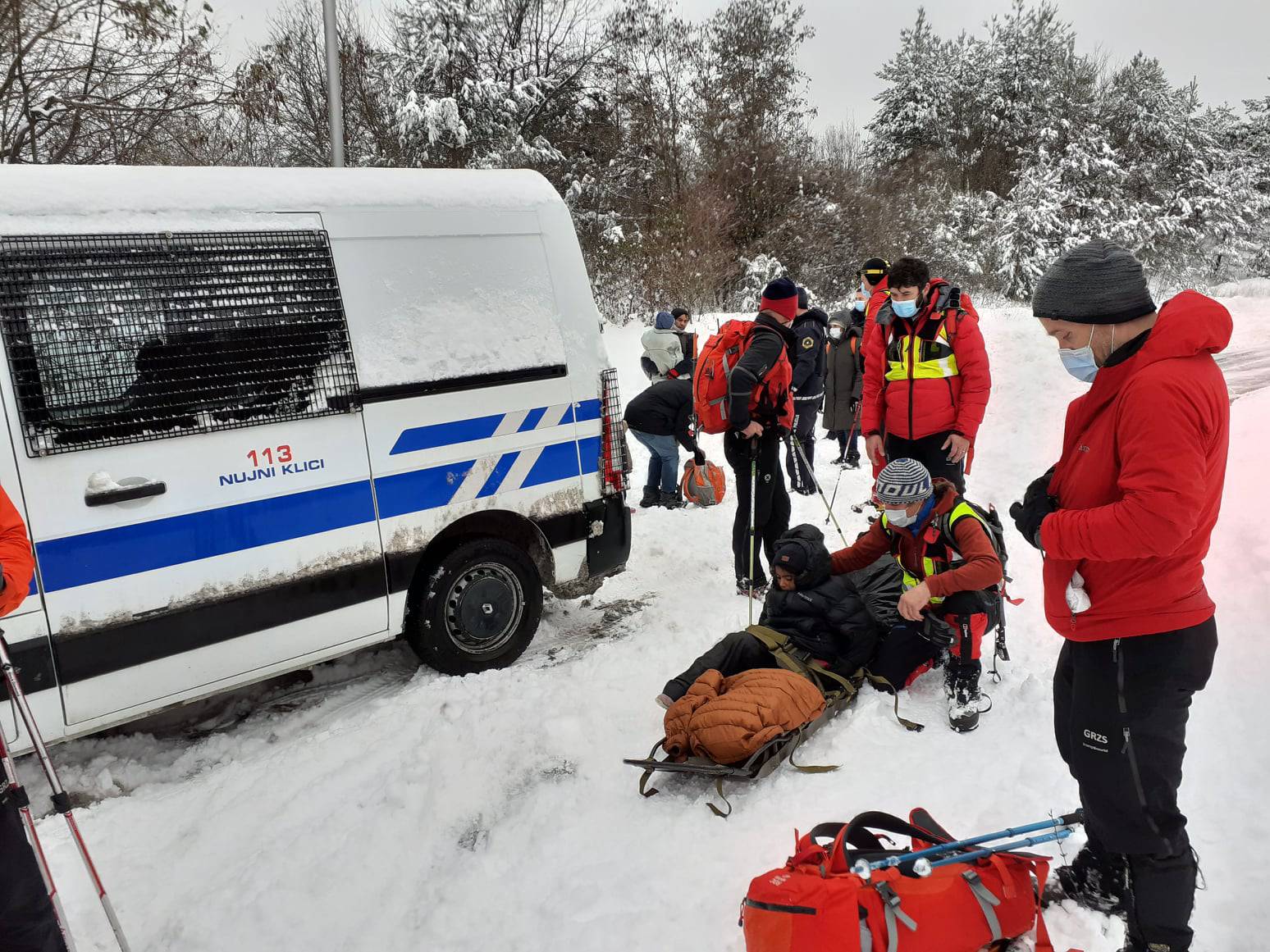 Migranti pobjegli u Sloveniju pa zapeli u snijegu, spasio ih GSS