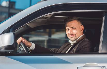 Velika greška koju mnogi rade dok voze auto - time ga oštećuju