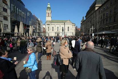 Sunčana subota u Zagrebu izmamila građane na Cvjetni trg