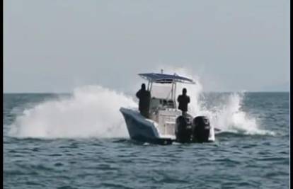 Nevjerojatni video! Kit je ulovio čamac i umalo ga prevrnuo...