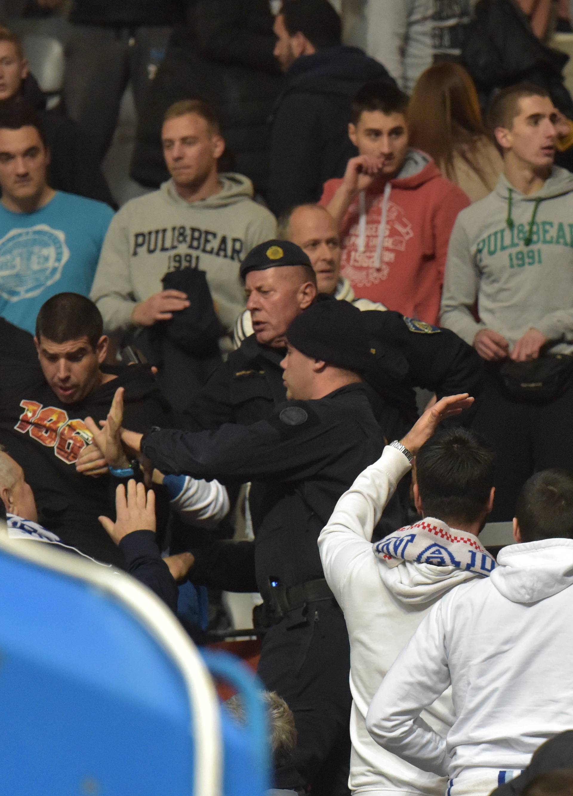 Zadar: NavijaÄi se sukobili s policijom tijekom koÅ¡arkaÅ¡ke utakmice Zadar - Petrol Olimpija