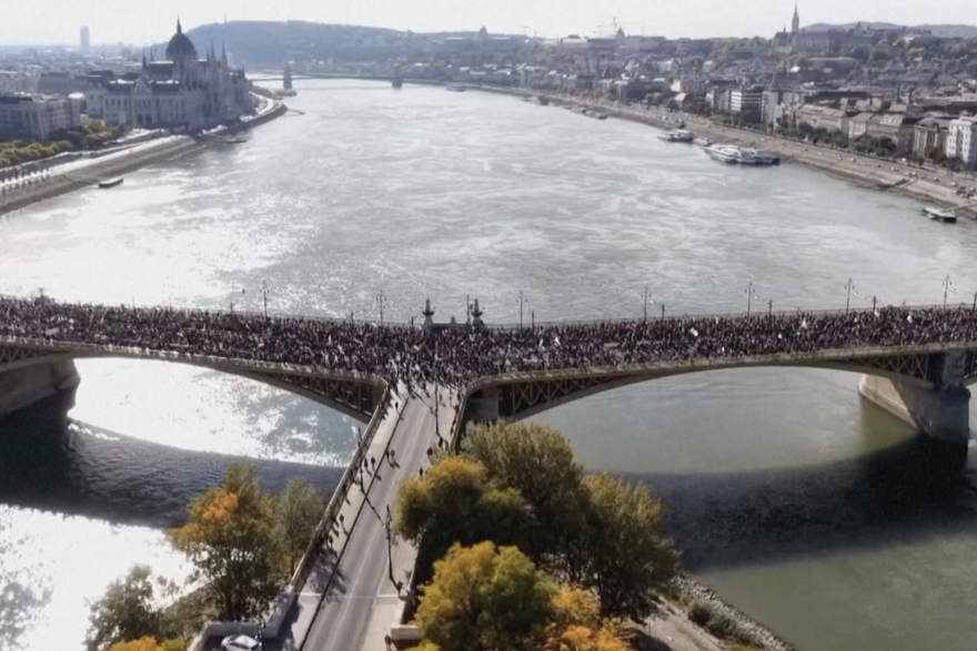 Tisuće Mađara okupile su se u četvrtak na ulicama Budimpešte