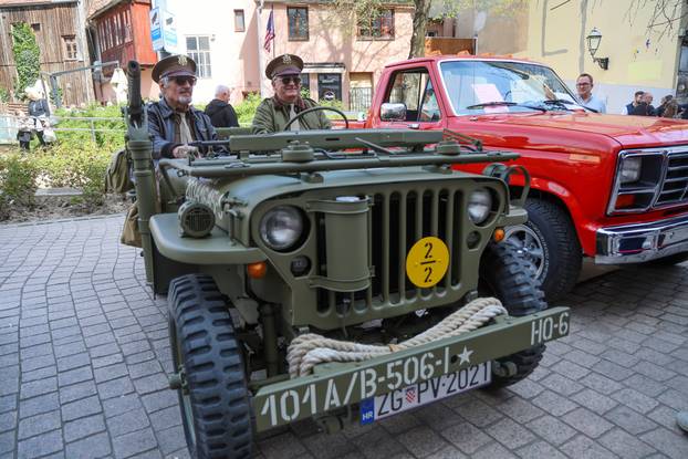 Zagreb: Vladimir Štarkelj iz Old timer kluba Turopolje prava je atrakcija sa svojim ratnim vozilom