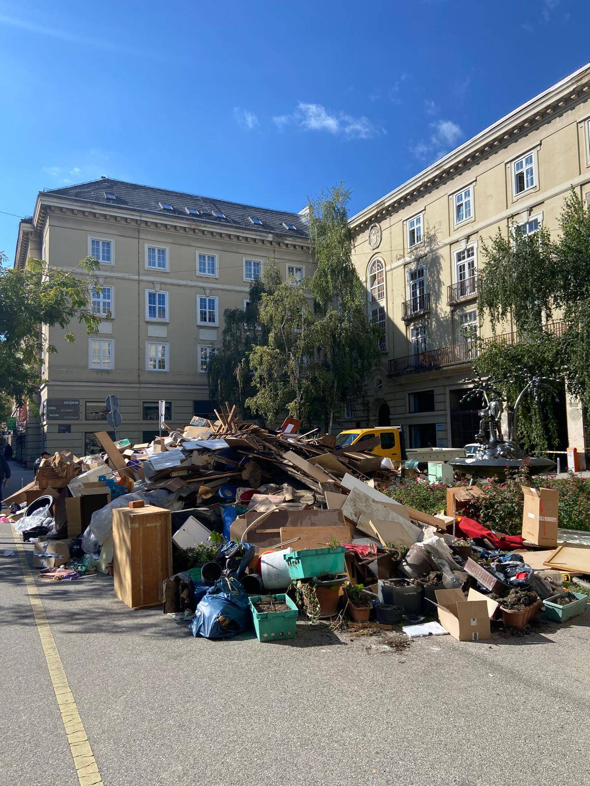 FOTO Jedna od najljepših ulica u Zagrebu zatrpana je smećem: 'Ta hrpa se samo povećava'