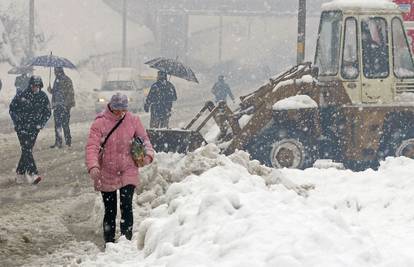 Evakuiraju putnike iz vlaka koji je zapeo u snijegu u Crnoj Gori