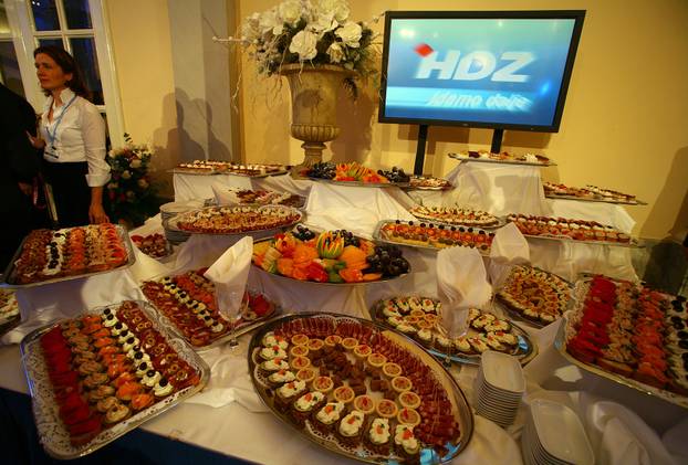 2007. Predsjednik HDZ-a Ivo Sanader najavio da o?ekuje mandat za sastavljanje vlade 