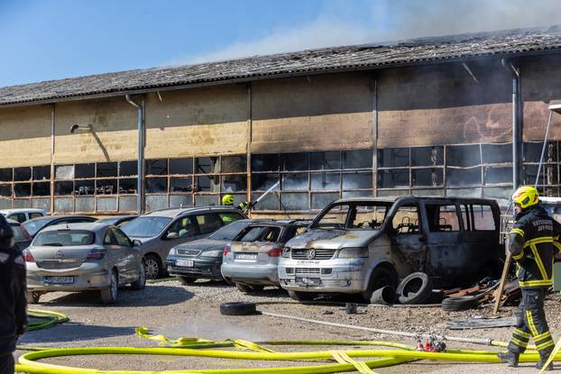 Pula: Veliki požar u Šijanu, došlo je do požara skladišta, širi se gusti dim