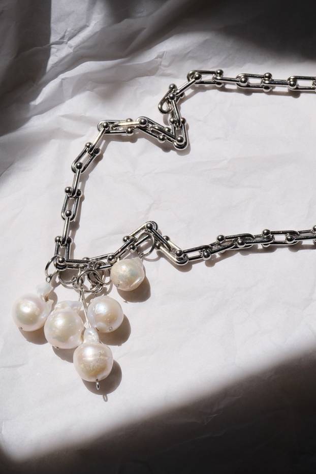 Mirjam Krajina predstavlja Raw nakit od bisera, čelika i lave